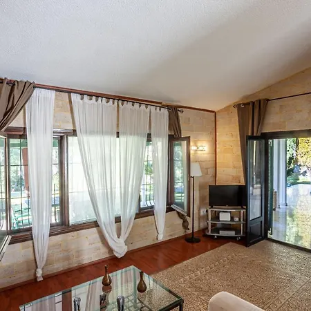 Elegant Marlon With Swimming Pool Villa *